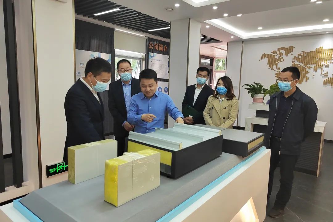 重慶市永川區(qū)委常委、副區(qū)長宋文到訪金屬板幕墻廠家宏鑫源重慶金諾公司調(diào)研工作(圖3)