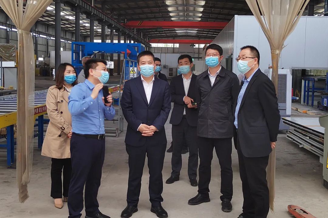 重慶市永川區(qū)委常委、副區(qū)長宋文到訪金屬板幕墻廠家宏鑫源重慶金諾公司調(diào)研工作(圖4)